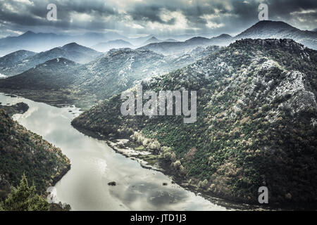 Paisaje de las montañas alrededor de Rijeka Crnojevica curva del río de alta vista en días nublados con cielo espectacular en Europa país Montenegro Foto de stock