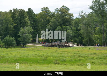 Old North Bridge con el soldado recreaciones en el Minuteman National Historic Park en Concord, Massachusetts Foto de stock