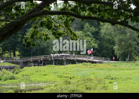 Old North Bridge con el soldado recreaciones en el Minuteman National Historic Park en Concord, Massachusetts Foto de stock