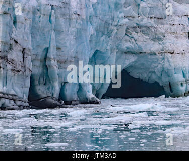 Primer plano del agua deshelada, cuevas que se forman en la base del glaciar de Margerie en el parque nacional de Glacier Bay y preservar Foto de stock