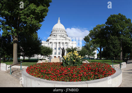 El edificio del Capitolio del estado de Wisconsin con la cama de flor en primer plano, Monumento Histórico Nacional. Madison, Wisconsin, EE.UU.. Composición horizontal, peces