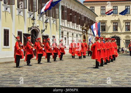 Cambio de guardias, ceremonia en la Plaza de San Marcos en Zagreb, Croacia. Foto de stock