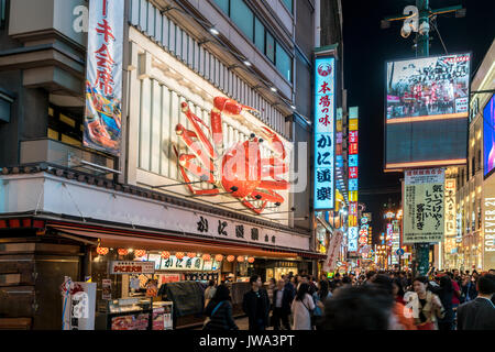 Osaka, Japón - Abril 5, 2017: Las multitudes caminando en tiendas y restaurantes de la calle de Dotonbori durante la noche en Osaka, Japón. Foto de stock