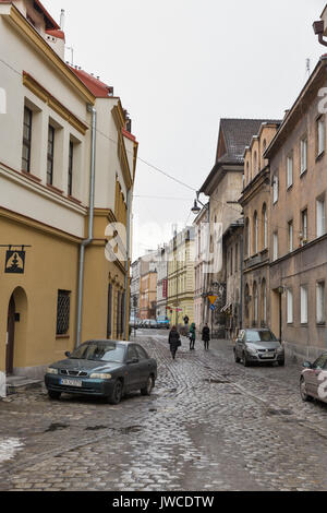Cracovia, Polonia - Enero 13, 2017: la gente desconocida caminar a lo largo de Jozefa street, en el centro del barrio judío de Kazimierz. Cracovia es la segunda gran Foto de stock