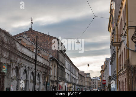 Cracovia, Polonia - 13 de enero de 2017: Paisaje Urbano con Jozefa street, en el centro del barrio judío de Kazimierz. Cracovia es la segunda más grande y uno de los TH Foto de stock