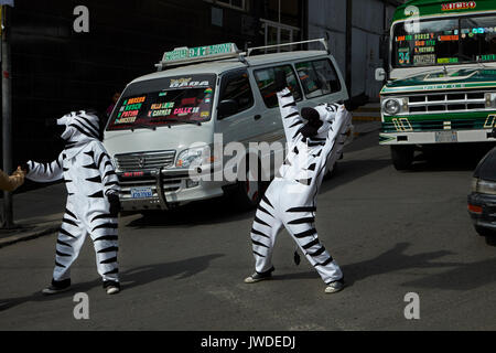 Cebras tráfico ayudando a los peatones a cruzar la calle, La Paz, Bolivia, América del Sur Foto de stock