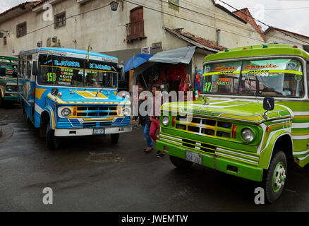 Los autobuses en las estrechas calles empinadas de la Paz, Bolivia, América del Sur Foto de stock