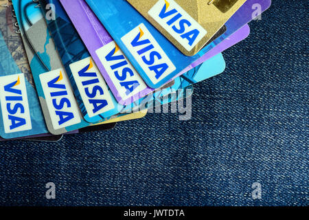 Moscowi, Rusia - Agosto 05, 2017: las tarjetas de crédito Visa a través de blue jeans