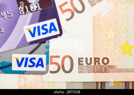 Moscowi, Rusia - Agosto 05, 2017: las tarjetas de crédito Visa en billetes de moneda euro