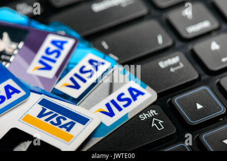 Moscowi, Rusia - Agosto 05, 2017: las tarjetas de crédito Visa onr teclado portátil