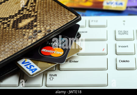 Moscowi, Rusia - Agosto 05, 2017: tarjetas de crédito Visa y Mastercard en el monedero a través de teclado blanco