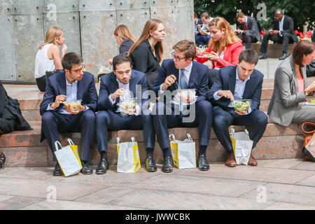 Londres, Reino Unido. El 14 de agosto de 2017. Los trabajadores de la ciudad, disfrutar de su almuerzo en el sol, en el distrito financiero de Canary Wharf Crédito: amer ghazzal/Alamy Live News Foto de stock