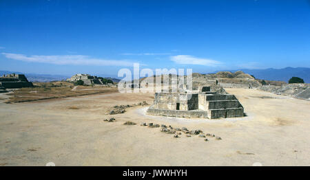 La pirámide complejo y plaza principal de Monte Albán ruinas Zapotecas cerca de Oaxaca, México, en el sur de la Sierra Madre. Foto de stock