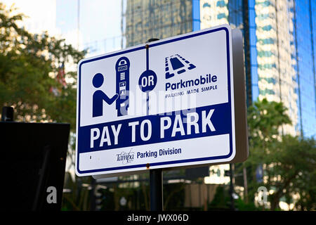 Pagar por aparcar en el aparcamiento de la calle signo E Jackson Street en el centro de Tampa, FL, EE.UU. Foto de stock
