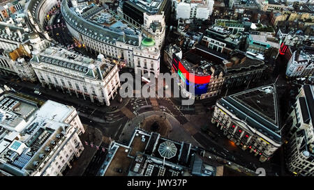 Vista aérea de Piccadilly Circus en Londres, Inglaterra. El famoso punto de referencia en la Plaza Central London feat. Nuevos avisos comerciales con pantalla de publicidad. Foto de stock
