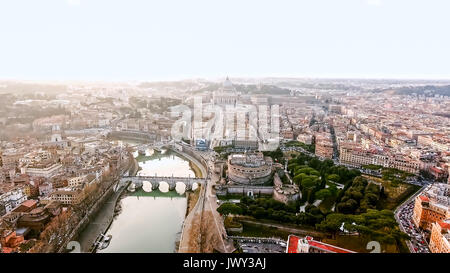 La nueva imagen de la Ciudad del Vaticano y Roma Foto vista aérea en la capital histórica de Roma con hitos alrededor del río Tíber en Italia