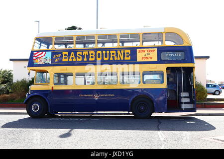 Eastbourne conserva Corporation AEC Regent doble ómnibus AHC 442 visto en una visita a Southsea.