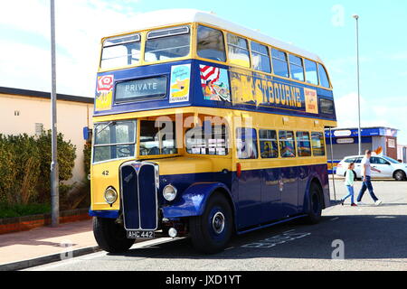 Eastbourne conserva Corporation AEC Regent doble ómnibus AHC 442 visto en una visita a Southsea.