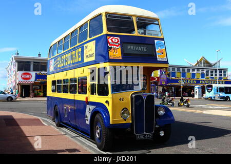 Eastbourne conserva Corporation AEC Regent doble ómnibus AHC 442 visto en una visita a Southsea.