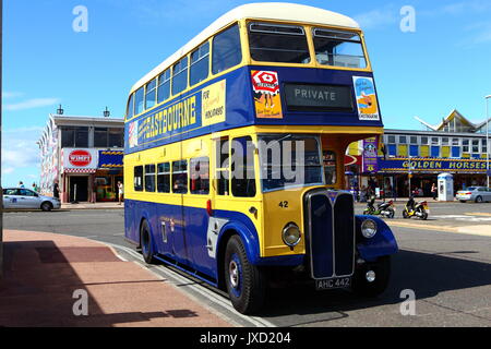 Eastbourne conserva Corporation AEC Regent doble ómnibus AHC 442 visto en una visita a Southsea.