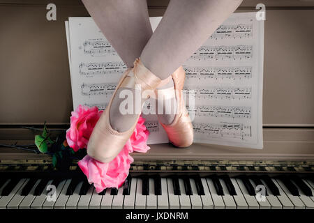 plano de piano con la bailarina de ballet en Pointe zapatos piernas solamente Fotografía de stock - Alamy