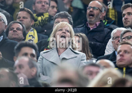Dortmund, Alemania. 12 abr, 2017. Hannelore Kraft, Ministerpraesidentin (Nordrhein-Westfalen feuert Ministerprasidentin) von den BVB leidenschaftlich un; Politikerin, Politik, SPD, Landesmutter, Anfeuerung, Ventilador, Leidenschaft; Fussball Liga de Campeones, Viertelfinale, Hinspiel, Borussia Dortmund (DO) - Como Mónaco (Mónaco) 2:3, am 12.04.2017 en Dortmund/ Deutschland. | Verwendung weltweit Crédito: dpa/Alamy Live News