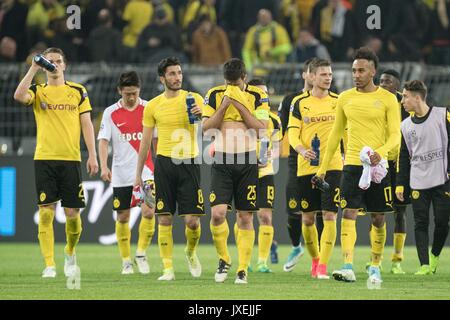 Dortmund, Alemania. 12 abr, 2017. Niedergeschlagen und enttaeuscht: BVB-Spieler nach dem Schlusspfiff mit SOKRATIS Papastathopoulos (DO)(Mi). Nuri SAHIN (DO)(l), daneben Pierre-Emerick AUBAMEYANG (Do) (r. vorn) und Matthias GINTER (DO)(l); Frust, Enttaeuschung (Enttauschung), Niederlage; Fussball Liga de Campeones, Viertelfinale, Hinspiel, Borussia Dortmund (DO) - Como Mónaco (Mónaco) 2:3, am 12.04.2017 en Dortmund/ Deutschland. | Verwendung weltweit Crédito: dpa/Alamy Live News