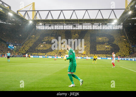 Dortmund, Alemania. 12 abr, 2017. Stimmungsvolle Atmosphare Atmosphaere (Stadion); Fussball Liga de Campeones, Viertelfinale, Hinspiel, Borussia Dortmund (DO) - Como Mónaco (Mónaco) 2:3, am 12.04.2017 en Dortmund/ Deutschland. | Verwendung weltweit Crédito: dpa/Alamy Live News