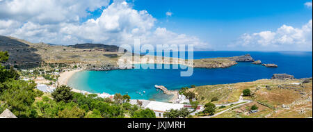 Vista panorámica de la bahía de Lindos y Megali Paralia playa castillo de Lindos, la isla de Rodas, Grecia