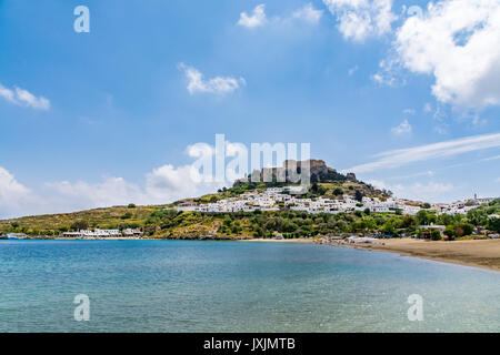 Vista de la ciudad de Lindos, castillo y Megali Paralia en un hermoso día de playa, la isla de Rodas, Grecia