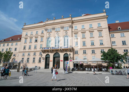 La vista exterior de la fachada del Museo Quartier de Viena Foto de stock