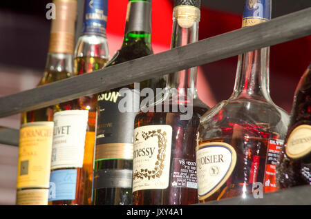 Varias botellas de alcohol en la pantalla en un bar.