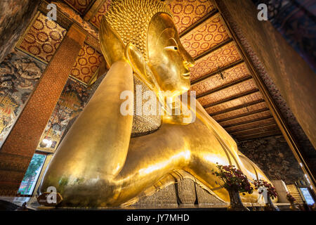 Saiyas Phra Buda, el Buda reclinado, el templo Wat Pho, en Bangkok, Tailandia