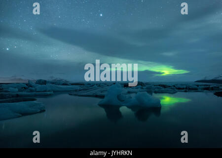 Northern Lights en el cielo a la Laguna glaciar Jokulsarlon, Islandia, Europa oriental