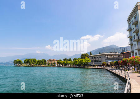 Promenade Street, en la ciudad de Iseo Lago Iseo, Lombardía, Italia. Italiano famoso resort. Lago de Iseo (o lago d'Iseo) es el cuarto lago más grande de Lombardía Foto de stock
