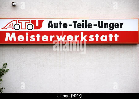 Maguncia, Alemania - 16 de julio de 2017: La empresa signo del garaje y cambiador de neumáticos ATU, Autopartes Unger, en la fachada de un edificio el 16 de julio de 2017 en Foto de stock