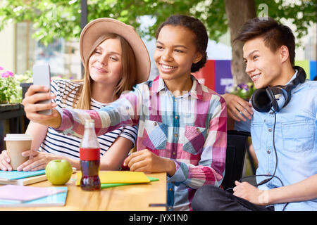 Alegres Jóvenes tomando Selfie en Cafe