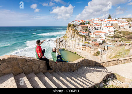 Los turistas admirar el posado aldea de Azenhas do Mar con vistas al océano Atlántico Sintra Portugal Europa