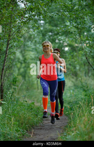 Dos mujeres con ropa de fitness mirando la cámara en la azotea