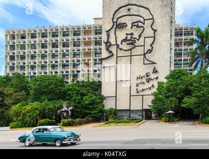 Ministerio del Interior de Cuba con memorial la imagen 'Hasta la victoria siempre" del Che Guevara, Plaza de la Revolución, La Habana, Cuba Foto de stock