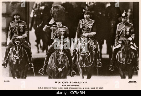 El Rey Eduardo VIII (1894-1972) a caballo, teniendo un saludo - caballo (desde la izquierda) con sus hermanos, Su Alteza Real el Príncipe Alberto, duque de York (1895-1952), S.A.R. el Príncipe Henry, Duque de Gloucester (1900-1974) y su Alteza Real el Príncipe George, duque de Kent (1902-1942). Fecha: 1936