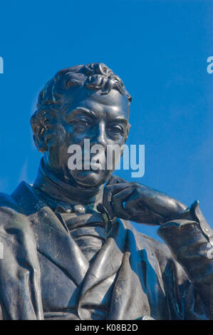 Estatua de Sir Edward Jenner, el pionero de las vacunas y la ciencia de la inmunología. Foto de stock