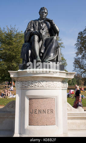 Estatua de Sir Edward Jenner, el pionero de las vacunas y la ciencia de la inmunología. Foto de stock