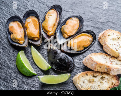 Mejillones hervidos en el fondo de grafito.