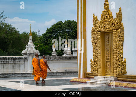 Los monjes budistas en el templo Setkyathiha Paya, Mandalay, Myanmar Foto de stock