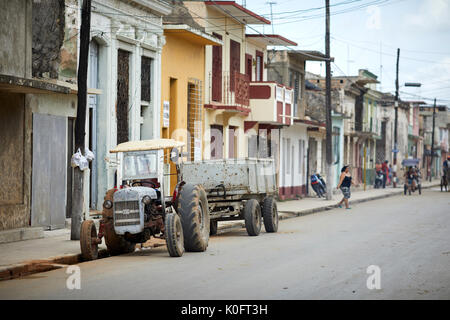 Cuba, Cuba, Cárdenas, caballos y bicicletas son los principales medios de transporte en las calles cerca de Park Plaza de Spriu Foto de stock