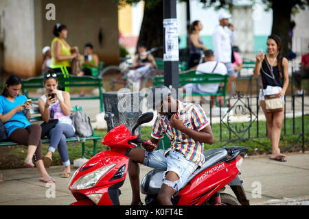 Cuba, Cuba, Cárdenas, caballos y bicicletas son los principales medios de transporte en las calles cerca de Park Plaza de Spriu Foto de stock