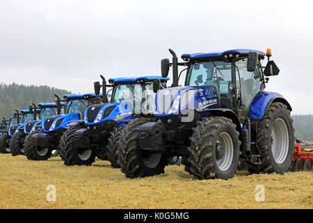 SALO, Finlandia - 18 de agosto de 2017: fila de azul T7 de New Holland tractores agrícolas en campo de rastrojo Puontin Peltopaivat 2017 cosecha agrícola