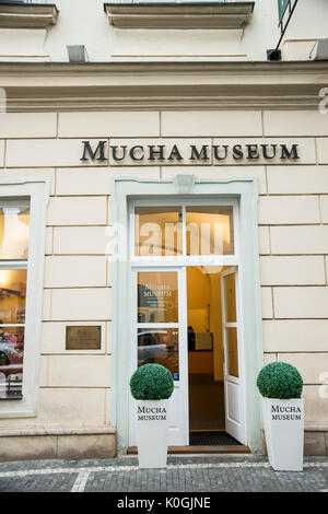 Museo Alphonse Mucha en Praga Foto de stock