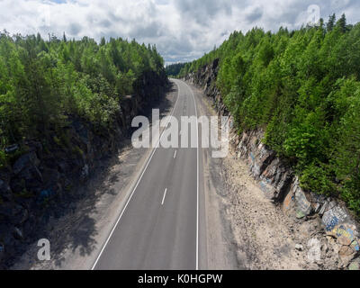 El país es la carretera de dos carriles entre rocas, vista aérea Foto de stock